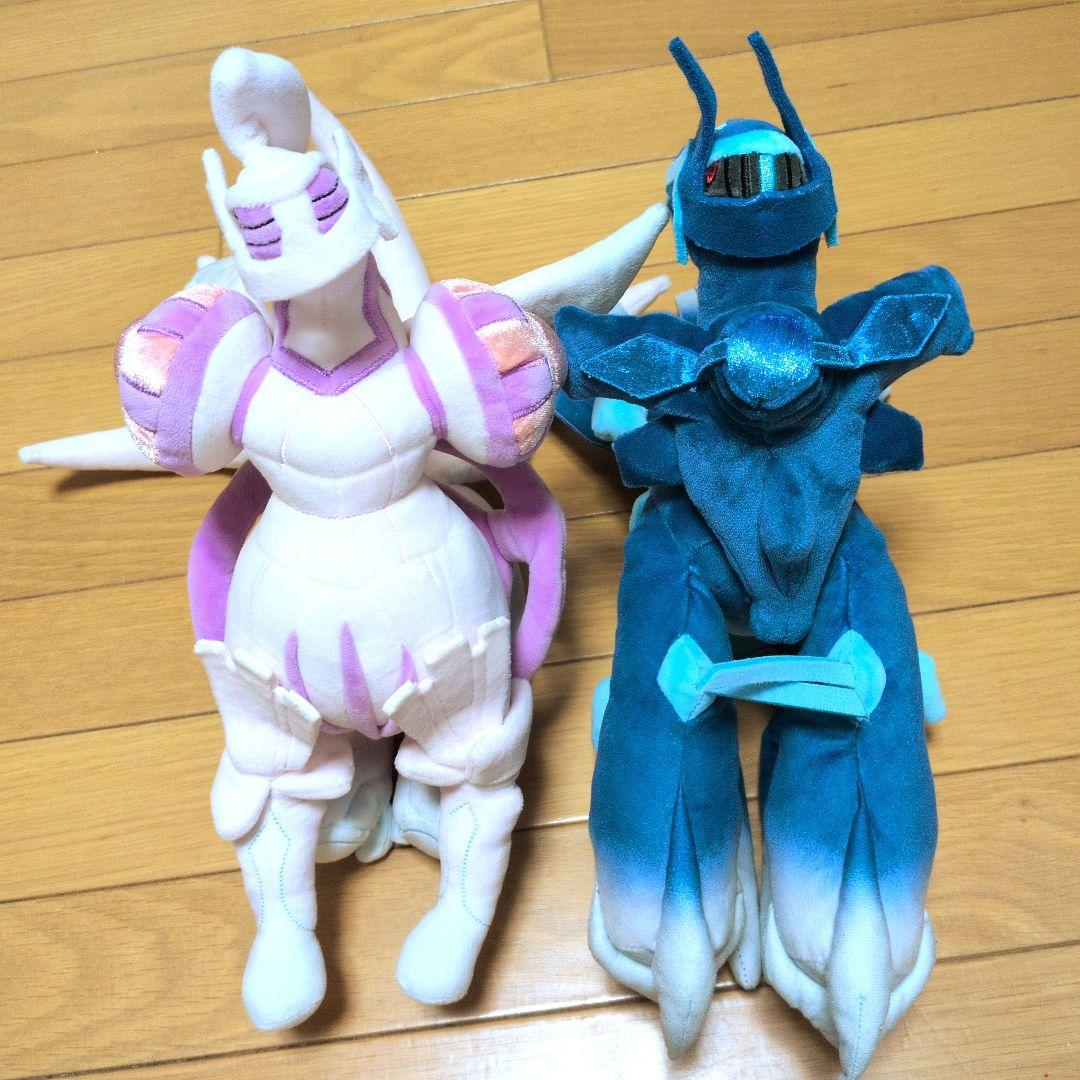 ポケモンセンター　ぬいぐるみ　オリジンディアルガ　オリジンパルキアセット ディアルガ（オリジンフォルム）たちのぬいぐるみが、ポケモンセンター