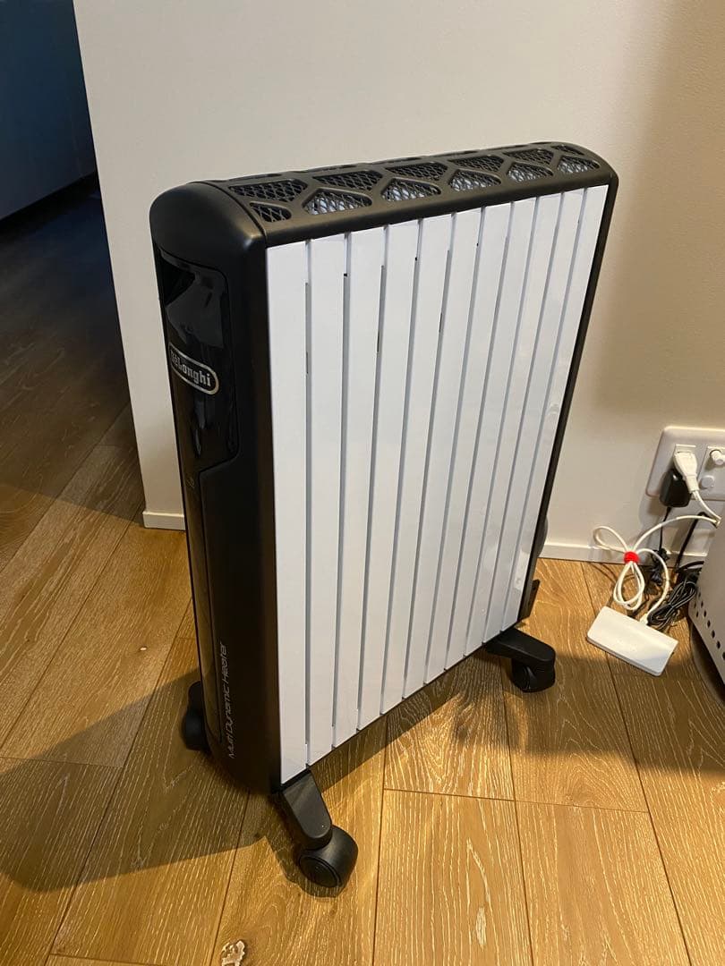 デロンギ　マルチダイナミックヒーター　ホワイト/ブラック 温度調節機能付き 4988371012876.jpg